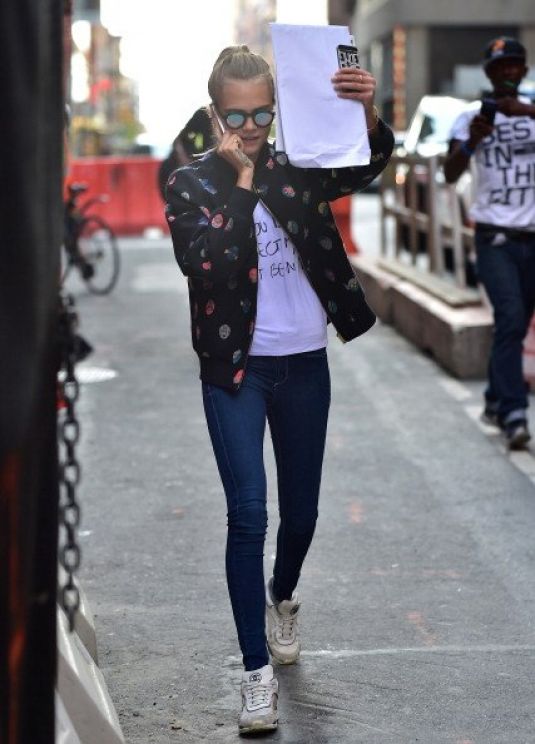 CARA DLEVINGNE Heading to a Metting in New York CARA DLEVINGNE Heading to a Metting in New York