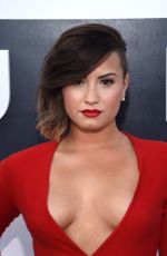 DEMI LOVATO at 2014 MTV Video Music Awards