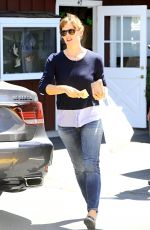 JENNIFER GARNER Out and About in Brentwood 2808