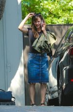JENNIFER GARNER Visits a Properties for Sale Around Her Neighborhood
