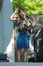 JENNIFER GARNER Visits a Properties for Sale Around Her Neighborhood