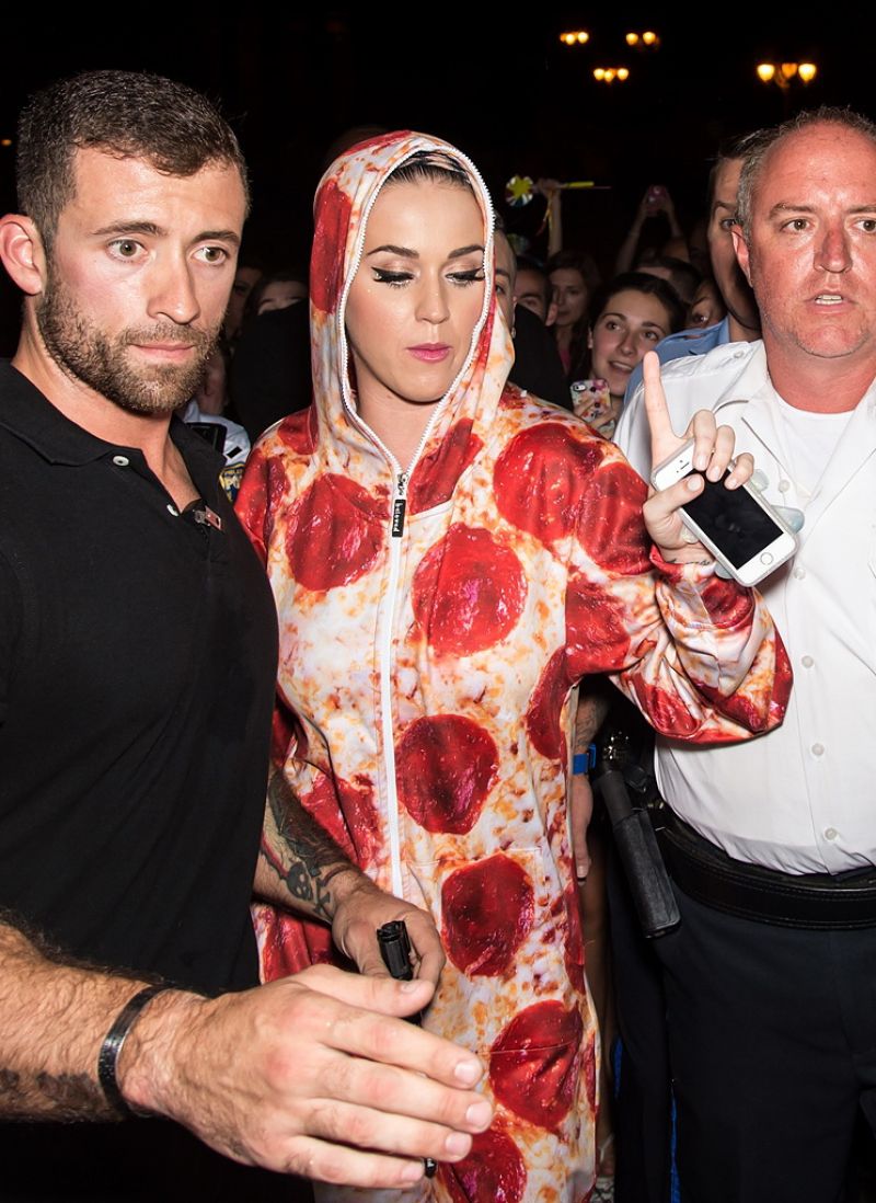 KATY PERRY in Pepperoni Pizza Outfit at Philidelphia Museum of Art –  HawtCelebs