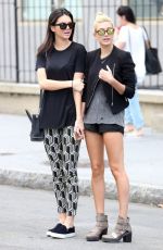 KENDALL JENNER and HAILEY BALDWIN Hailing a Cab in New York