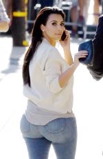 KIM KARDASHIAN in Tight Jeans