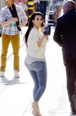 KIM KARDASHIAN in Tight Jeans