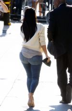KIM KARDASHIAN in Tight Jeans
