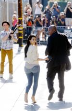 KIM KARDASHIAN in Tight Jeans
