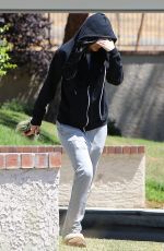 KYLIE JENNER Hides from Pap