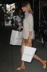 TAYLOR SWIFT Visits a Friend in New York