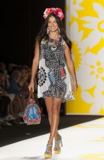 ADRIANA LIMA ar Runway of Desigual Fashion Show in New York