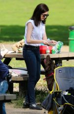 ANNE HATHAWAY on Th Intern Set in New York 0909