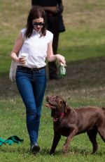 ANNE HATHAWAY on Th Intern Set in New York 0909
