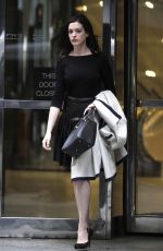 ANNE HATHAWAY on the Set of The Intern in New York 1909