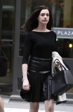 ANNE HATHAWAY on the Set of The Intern in New York 1909