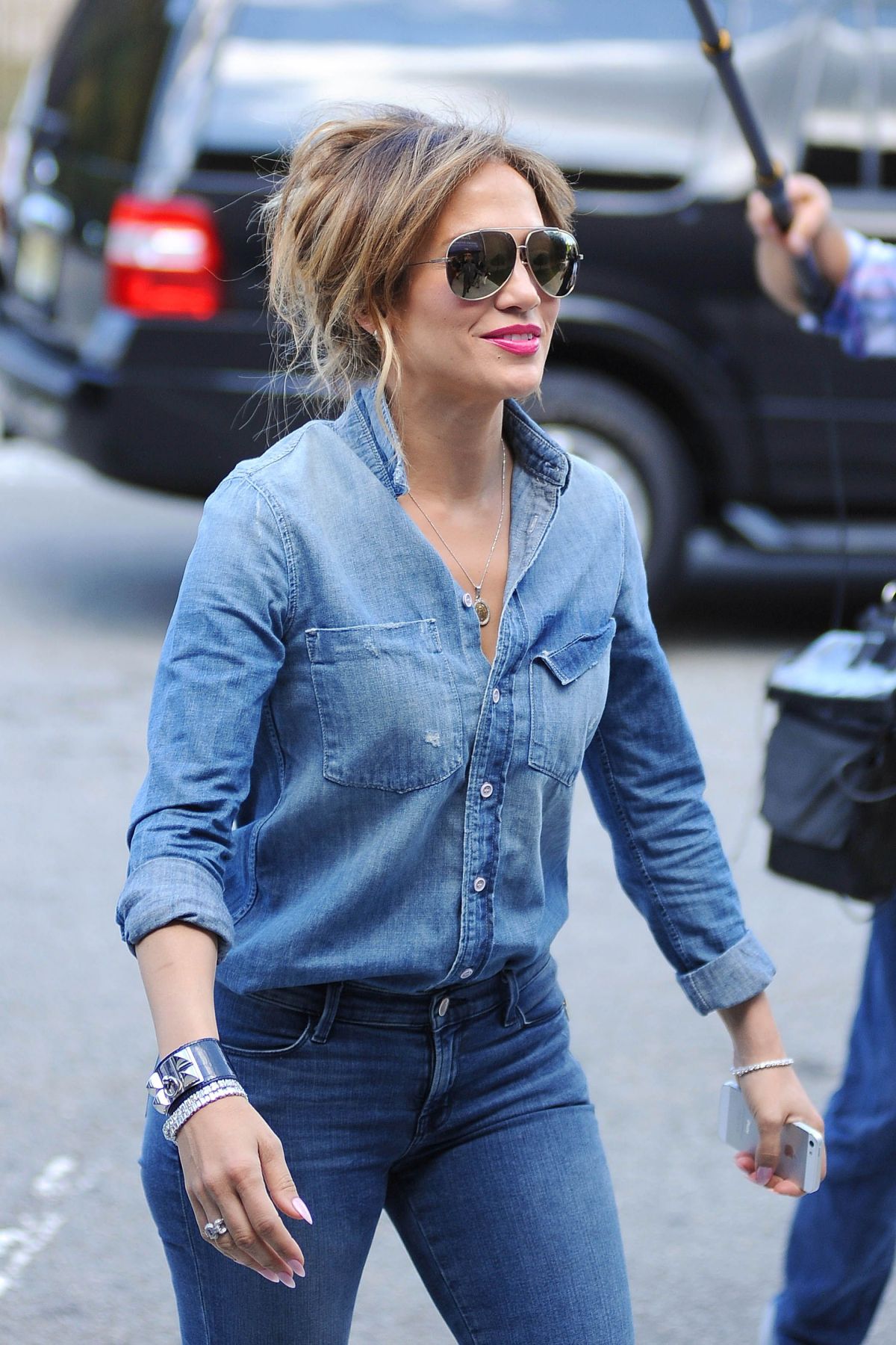 Jennifer Lopez Jeans : Jennifer lopez shows off incredible figure in ...