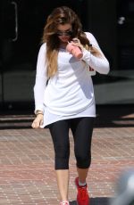 KHLOE KARDASHIAN Leaves Earthbar in Los Angeles