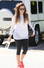 KHLOE KARDASHIAN Leaves Earthbar in Los Angeles