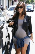 KOURTNEY and KHLOE KARDASHIAN Out for Lunch at Joan