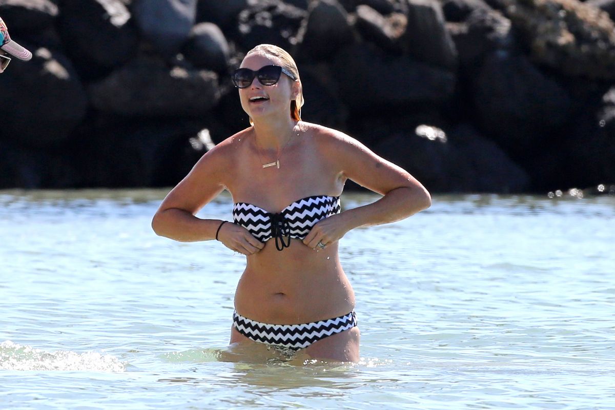 miranda-lambert-in-bikini-at-a-beach-in-hawaii_6.