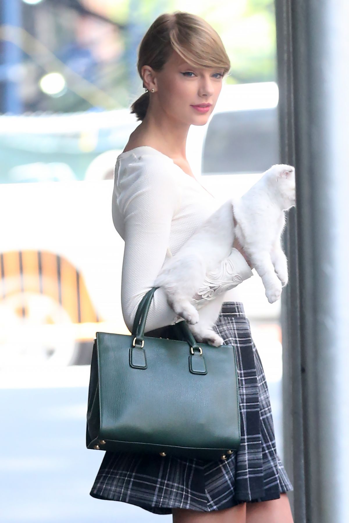 TAYLOR SWIFT in Stockings Out and About in New York – HawtCelebs1200 x 1801
