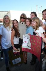 TAYLOR SWIFT with Fans Out in Hamburg