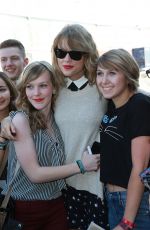 TAYLOR SWIFT with Fans Out in Hamburg