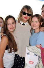 TAYLOR SWIFT with Fans Out in Hamburg