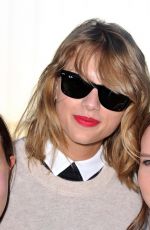 TAYLOR SWIFT with Fans Out in Hamburg