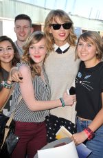TAYLOR SWIFT with Fans Out in Hamburg