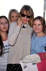TAYLOR SWIFT with Fans Out in Hamburg