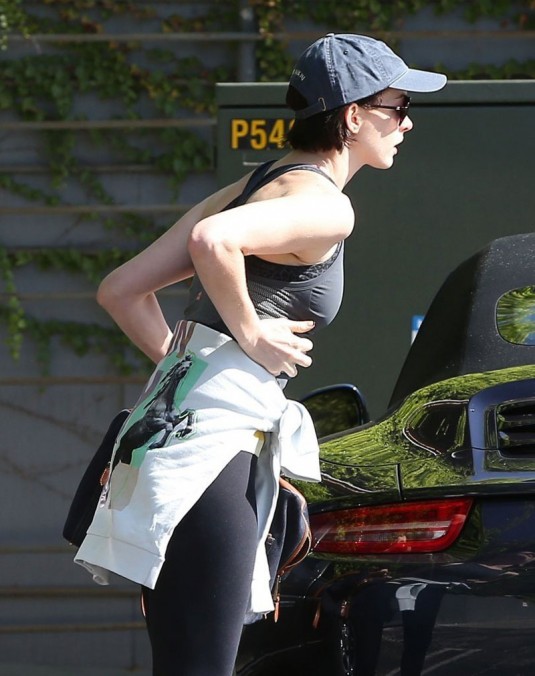 ANNE HATHAWAY Heading to a Gym
