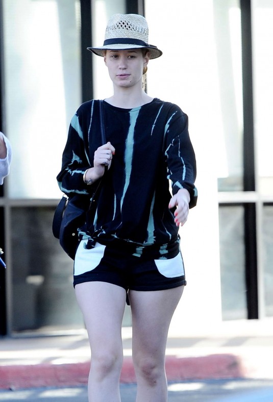 IGGY AZALEA Leaves a Nail Salon