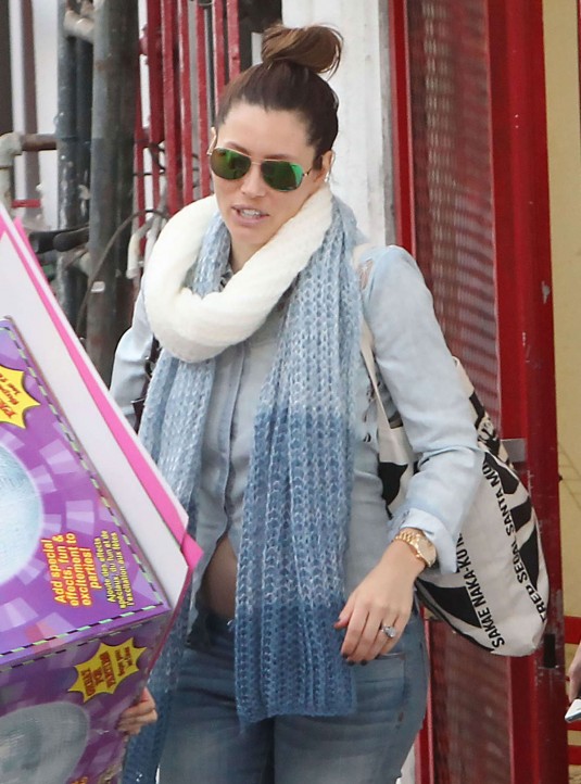 JESICA BIEL in Tight Jeans