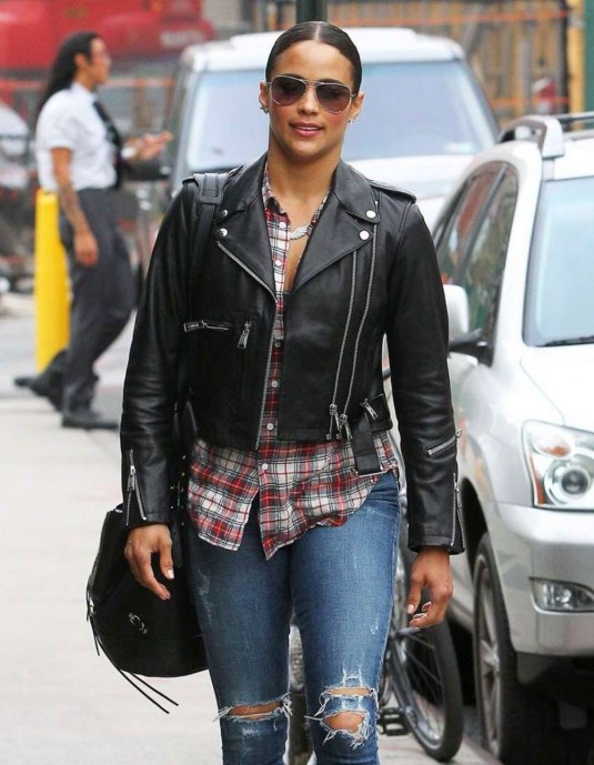 PAULA-PATTON-in-Ripped-Jeans-Out-and-About-in-New-York-2