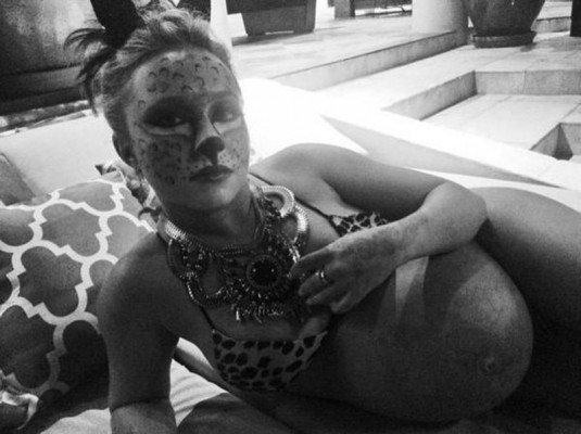 HAYDEN PANETTIERE - Halloween Picture