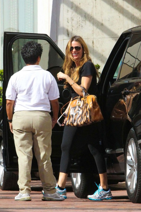 SOFIA VERGARA in Leggings