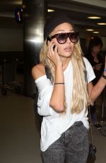 AMANDA BYNES at Los Angeles International Airport