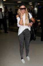 AMANDA BYNES at Los Angeles International Airport