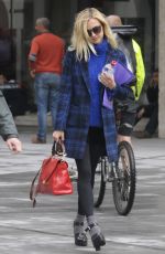 FEARNE COTTON Out and About in London 0810