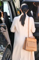 KIM KARDASHIAN Arriviesat Geoffrey