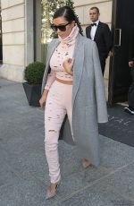 KIM KARDASHIAN Heading to Charles De Gaulle Airport in Paris