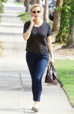 REESE WITHERSPOON Shopping Bakeware at Williams-Sonoma