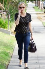 REESE WITHERSPOON Shopping Bakeware at Williams-Sonoma