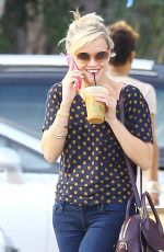 REESE WITHERSPOON Shopping Bakeware at Williams-Sonoma