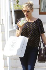 REESE WITHERSPOON Shopping Bakeware at Williams-Sonoma