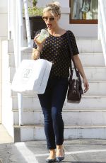 REESE WITHERSPOON Shopping Bakeware at Williams-Sonoma