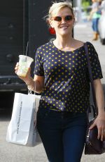 REESE WITHERSPOON Shopping Bakeware at Williams-Sonoma