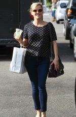 REESE WITHERSPOON Shopping Bakeware at Williams-Sonoma