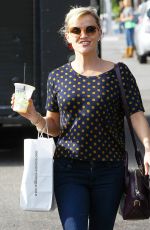 REESE WITHERSPOON Shopping Bakeware at Williams-Sonoma