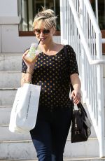 REESE WITHERSPOON Shopping Bakeware at Williams-Sonoma
